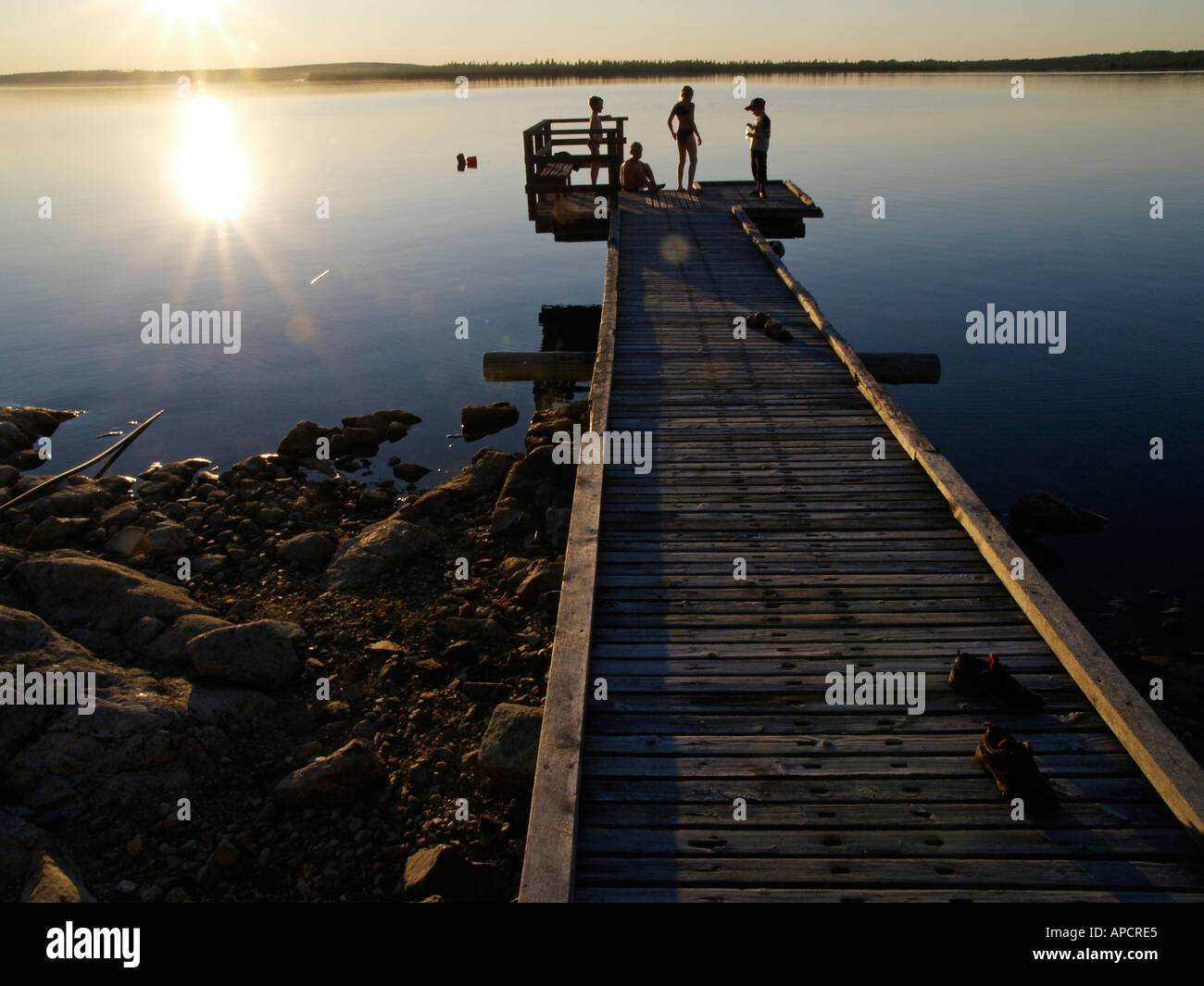 Atmosfera serale presso il lago Kiantajärvi, i bambini presso il molo Foto Stock