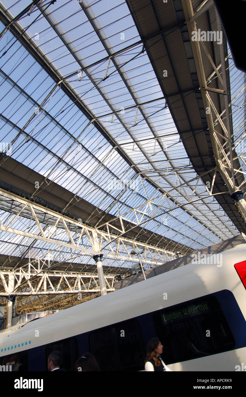 Pendolari su piattaforme accanto alla stazione dei treni di waterloo Mainline station Londra Inghilterra Regno Unito Foto Stock