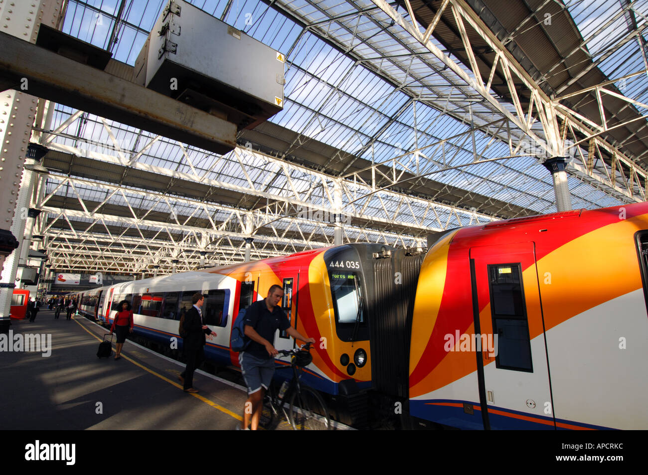 Pendolari su piattaforme accanto alla stazione dei treni di waterloo Mainline station Londra Inghilterra Regno Unito Foto Stock