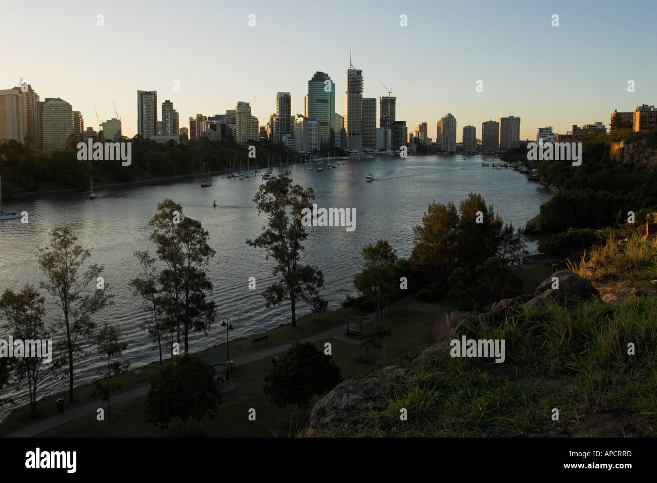 Guardando in giù il fiume Brisbane dalle Scogliere Kangaroo Point Queensland Australia Foto Stock