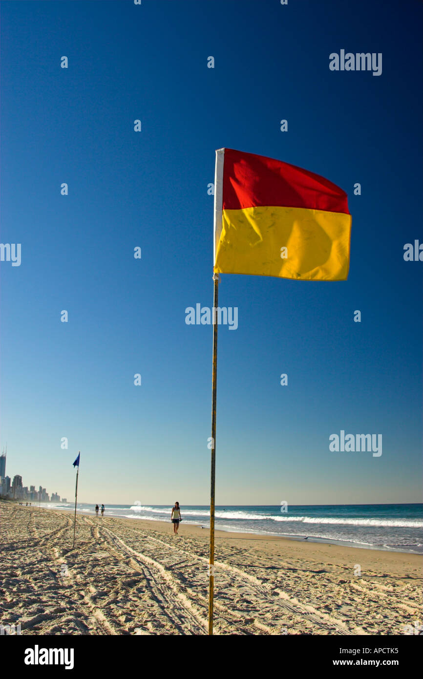 Surf Lifesaving bandiera su una spiaggia sorvegliata di Gold Coast di Queensland in Australia Foto Stock