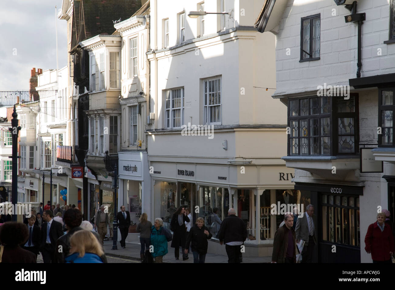 Una tipica giornata nella storica High Street di Guildford, Surrey, Inghilterra. Foto Stock
