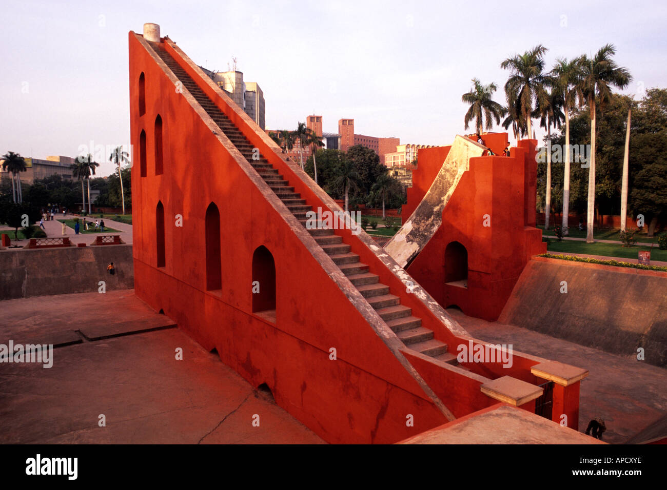 Meridiana gigante, Samrat Yantra a Jantar Mantar antico osservatorio di Delhi, India Foto Stock