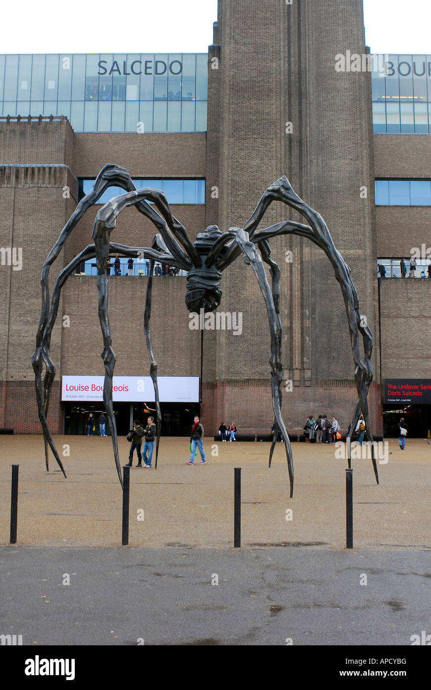 Il Ragno Gigante nella parte anteriore del Tate Modern, Londra Foto Stock