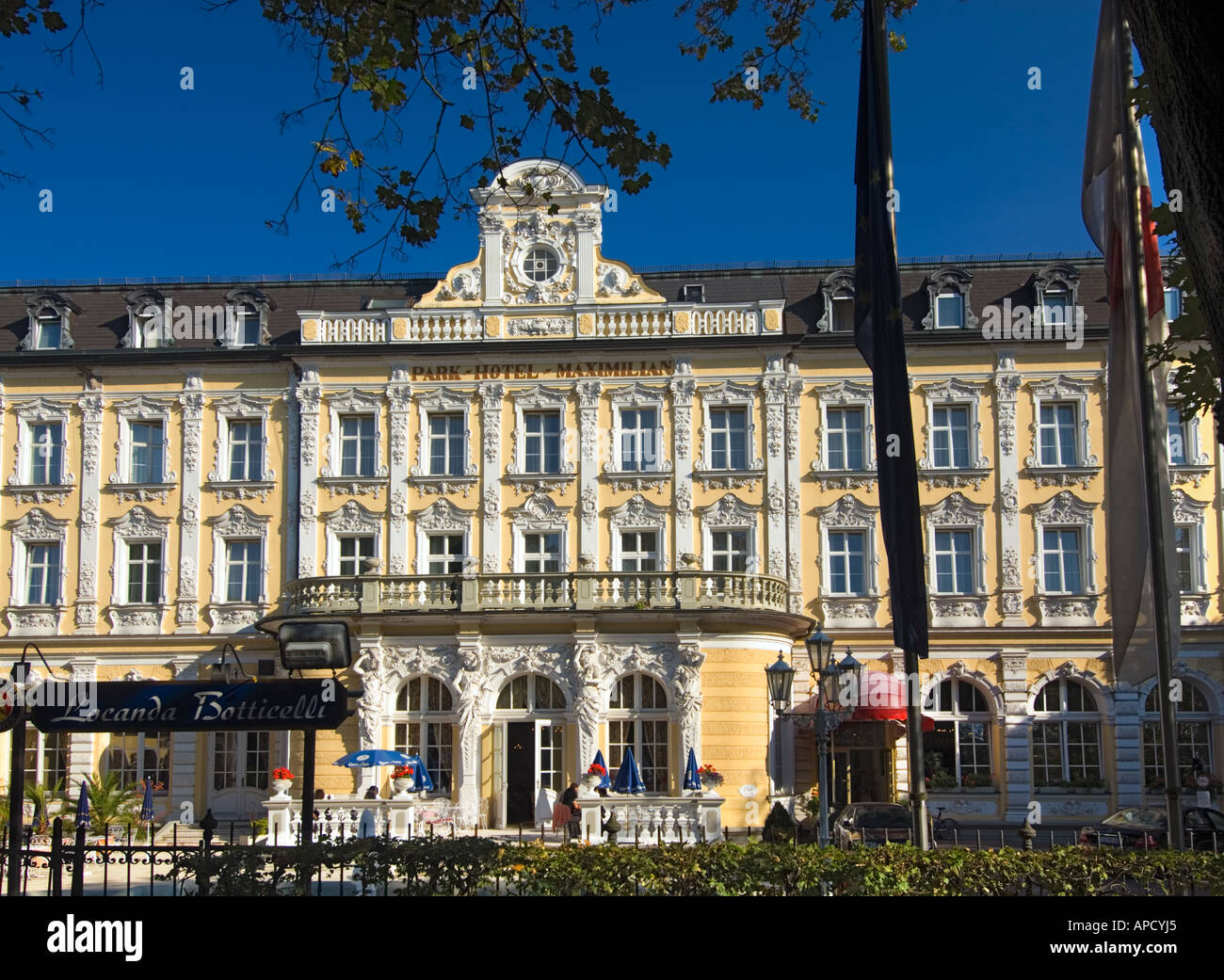 Parte anteriore del stile rococò parkhotel PARK HOTEL MAXIMILIAN Regensburg il patrimonio culturale mondiale UNESCO Città vecchia vista città Foto Stock