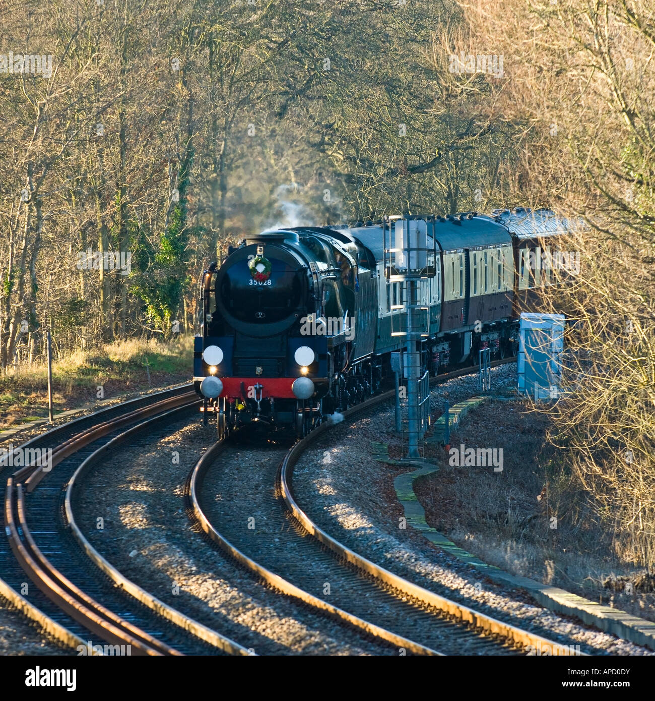 35028 Linea Clan locomotiva a vapore nei pressi di Shalford sul retro per la stazione di London Victoria da Guildford Surrey in Inghilterra REGNO UNITO Foto Stock