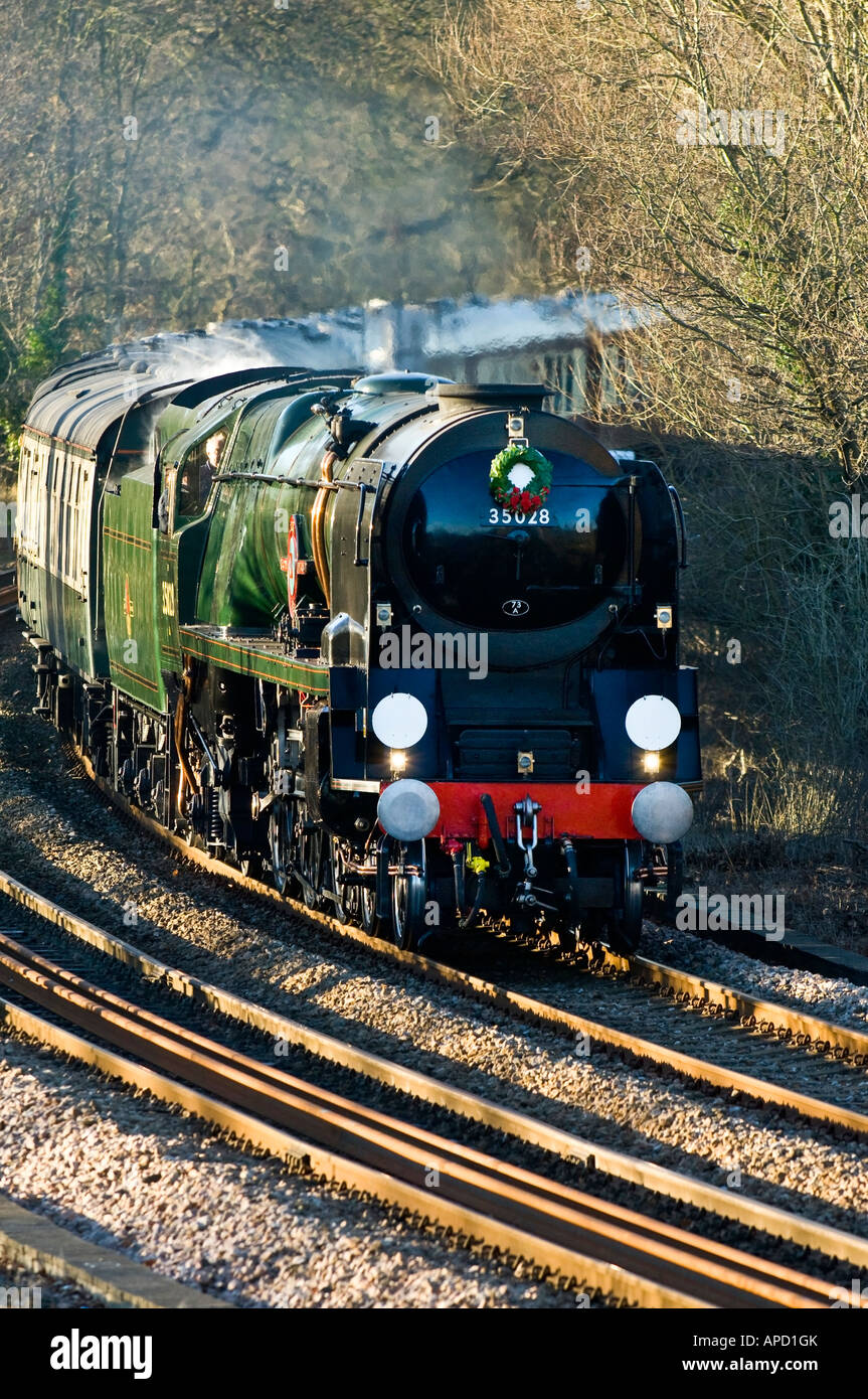 35028 Linea Clan locomotiva a vapore nei pressi di Shalford sul retro per la stazione di London Victoria da Guildford Surrey in Inghilterra REGNO UNITO Foto Stock