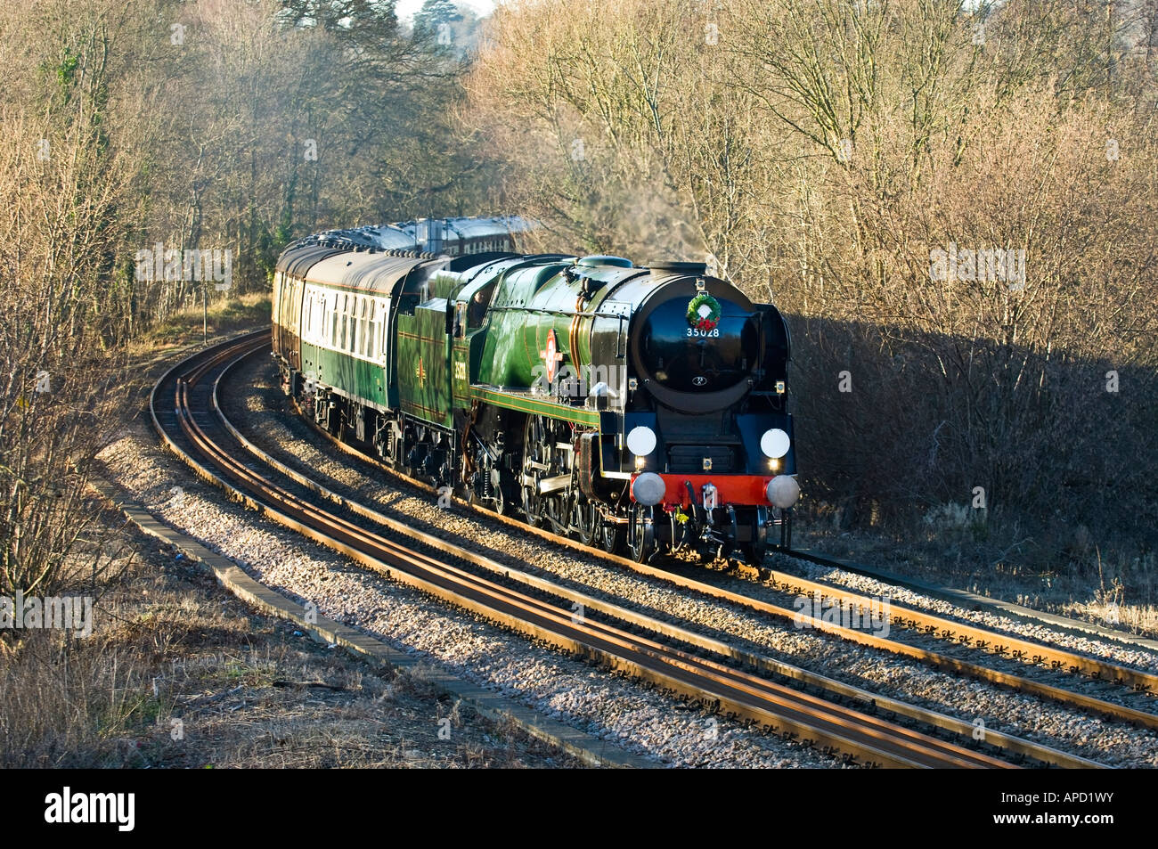 35028 Linea Clan locomotiva a vapore nei pressi di Shalford sul retro per la stazione di London Victoria da Guildford Surrey in Inghilterra REGNO UNITO Foto Stock