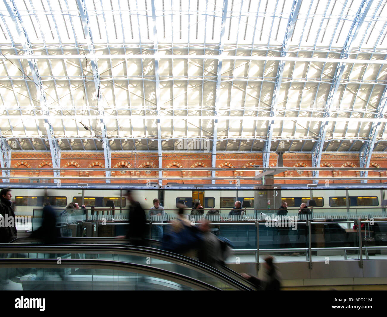 Persone in ascensore alla Stazione di St Pancras Londra Foto Stock