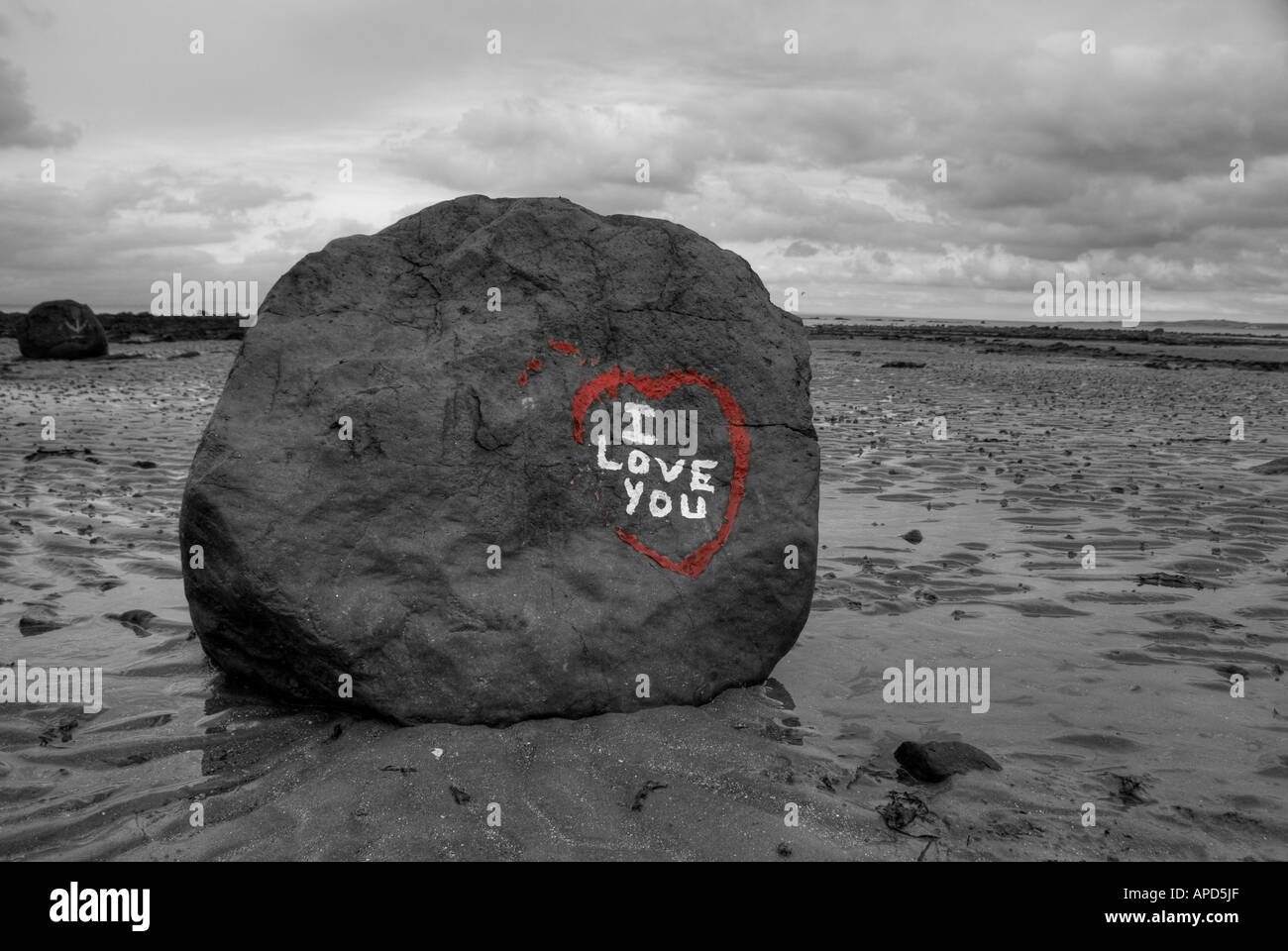 Ti amo scritto su una roccia su una spiaggia Foto Stock