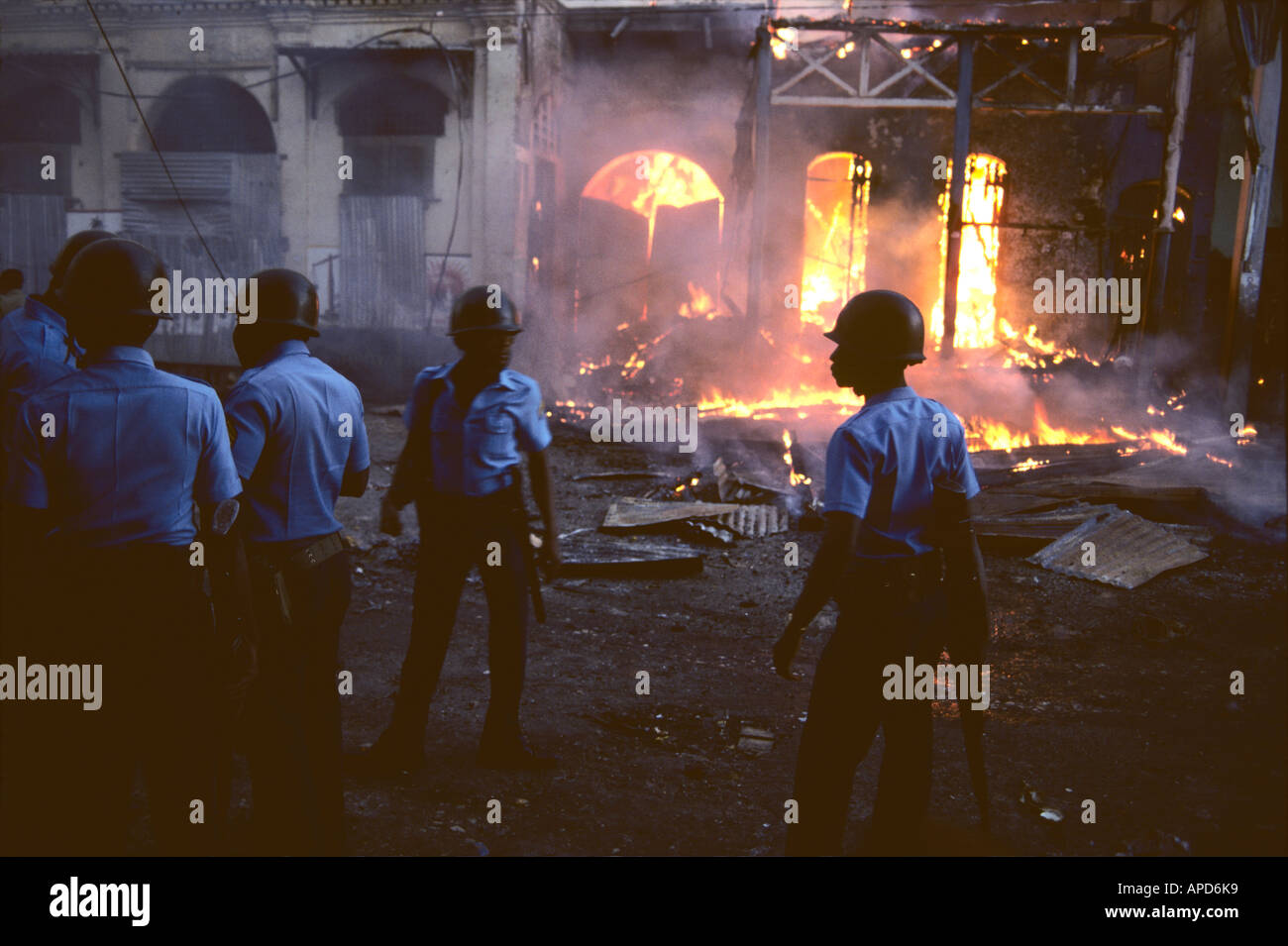 Haiti Port au Prince soldati stare a casa in fiamme durante la violenza politica che conduce fino a 1988 elezioni presidenziali Foto Stock