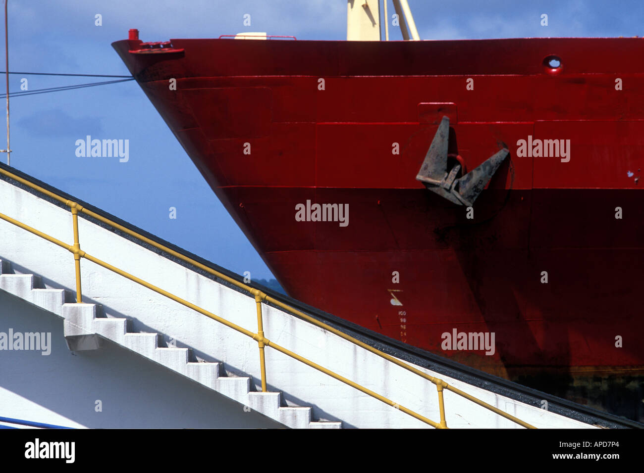 Panama Colón Provincia Gatún dettaglio rosso di prua di nave da carico vela attraverso Gatún blocca lungo il Canale di Panama Foto Stock