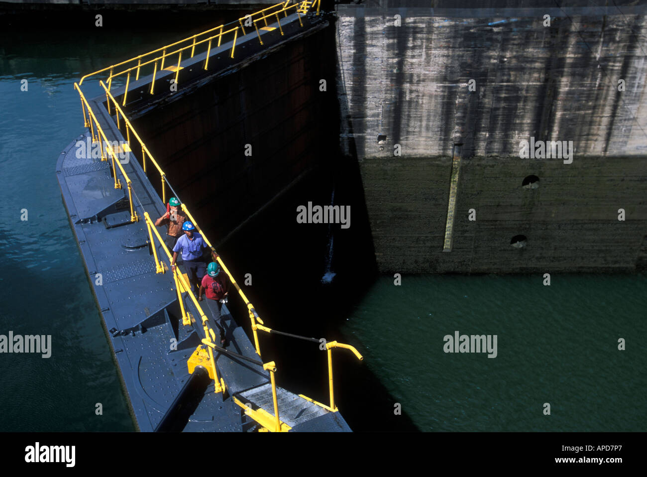 Panama Colón Provincia Gatún lavoratori a piedi attraverso il ponte sulla cima di Gatún blocca lungo il Canale di Panama Foto Stock