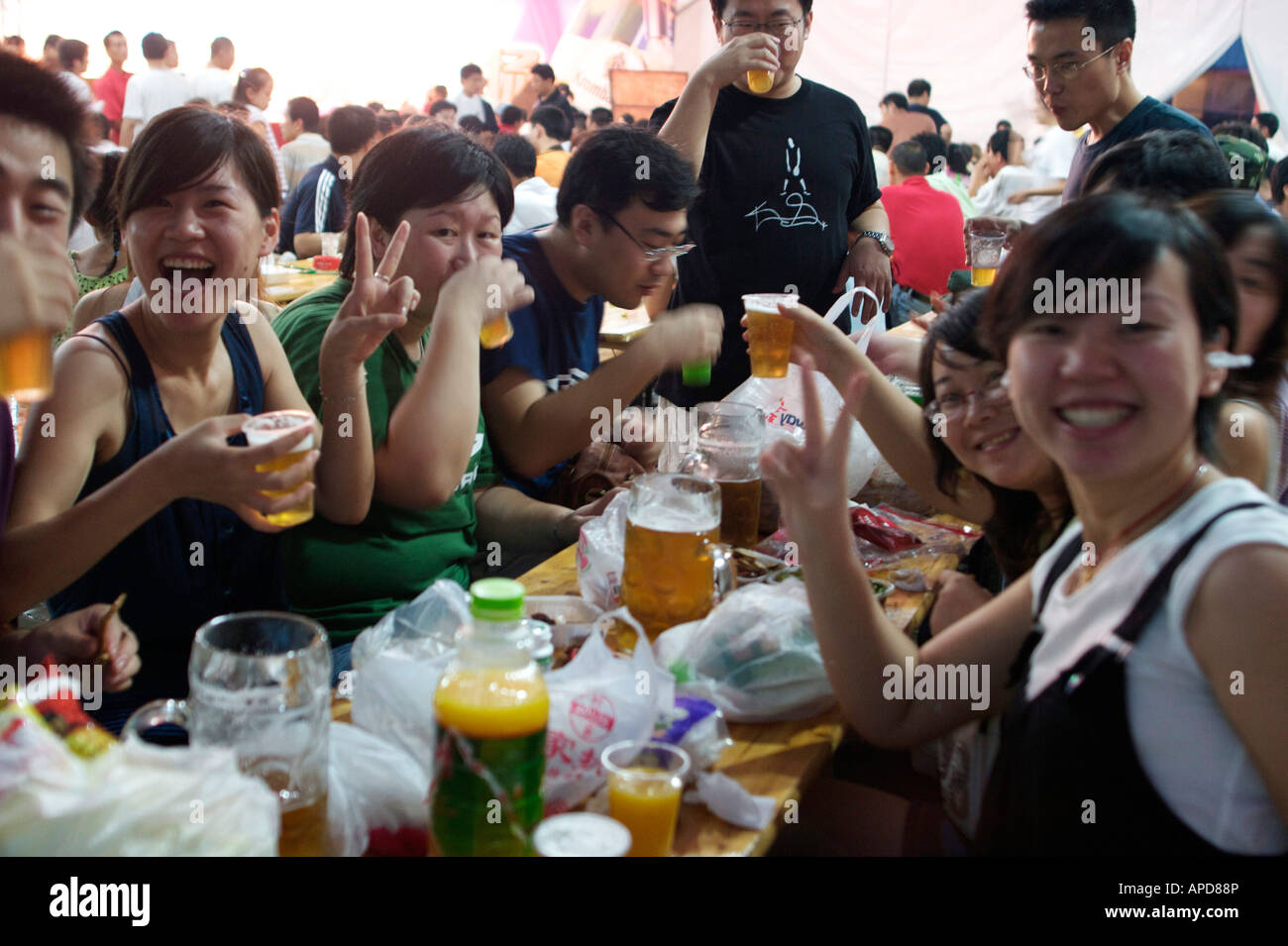 Gli amici a bere birra al Tsingtao Beer Festival Qingdao Shandong Cina Foto Stock
