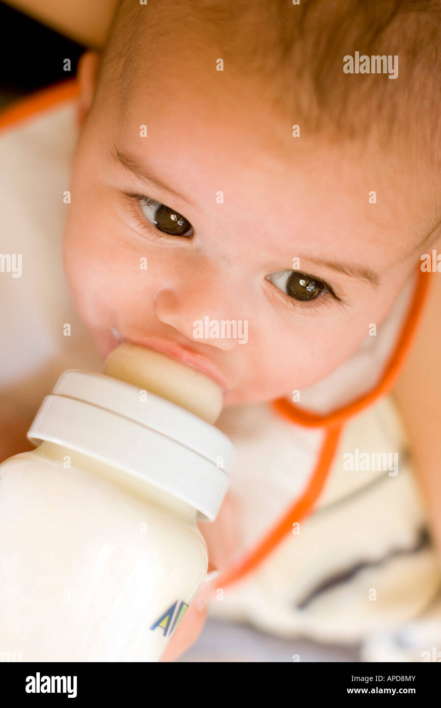 Baby bottiglia essendo alimentato Foto Stock