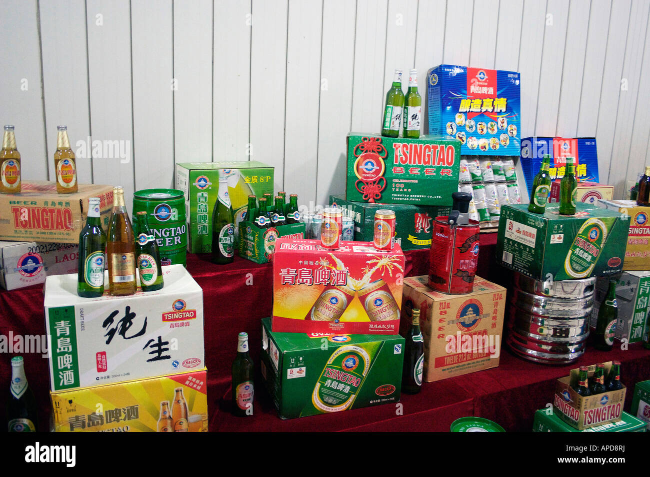 La Birra Tsingtao prodotti esposti nel museo della fabbrica di birra Qingdao Shandong Cina Foto Stock