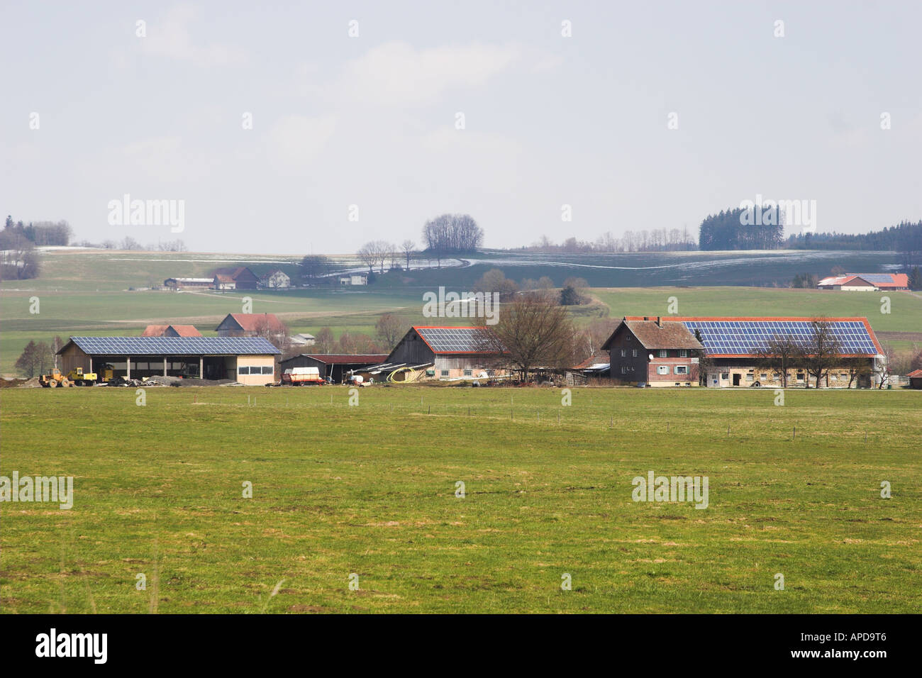 Agriturismo tetti di edifici in Germania Meridionale coperti con PV (fotovoltaica) di cellule per la produzione di energia elettrica per la vendita al networ Foto Stock