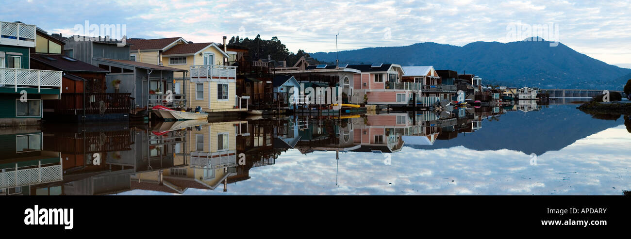 Una comunità sull'acqua a Sausalito CA Suburbia costruita su zattere su una calma clear mattina alla fine di gennaio Foto Stock