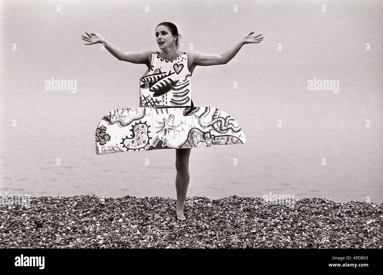 La ballerina Liz Aggiss ripete sulla spiaggia di Brighton per il suo ruolo come un due zampe ballerina dimensionale nel 1993 festival Foto Stock