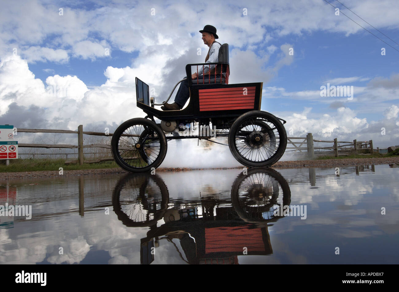 Engineer Martin pazzo spinge la sua perfetta replica di un 1902 Stanley Locomobile Spindleseat utilitaria steamcar attraverso Normanni Bay Foto Stock