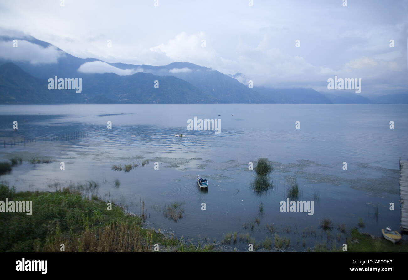 GUATEMALA lago Atitlan pescatori a cayucos piccole barche fatte di legno di avocado Foto Stock