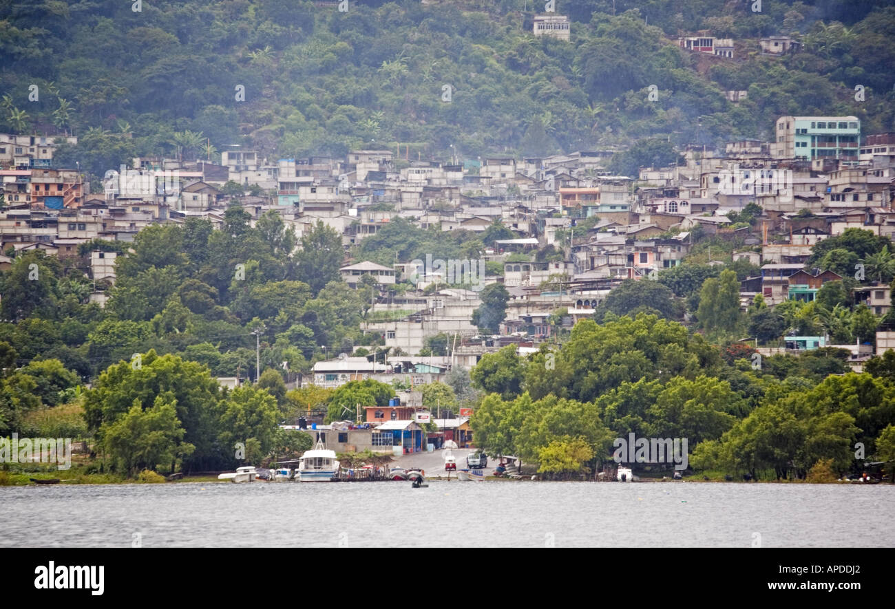 GUATEMALA lago Atitlan Smoky skyline di San Pedro La Laguna un Tzutujil villaggio Maya Foto Stock