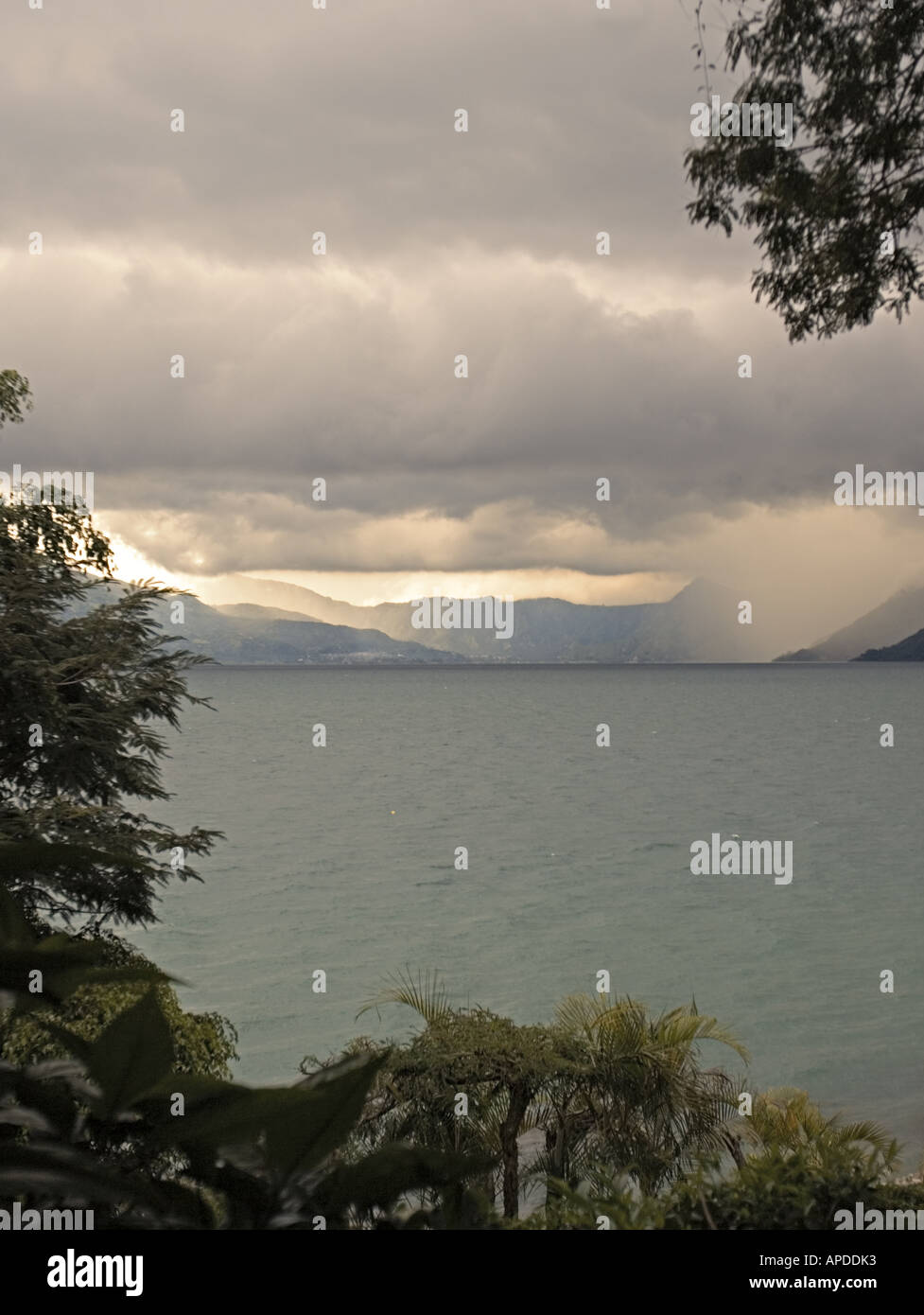 GUATEMALA lago Atitlan avvicinando temporale e tramonto sul lago Atitlan Guatemala Foto Stock