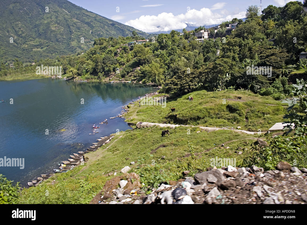 GUATEMALA SANTIAGO ATITLAN Tzutujil donne Maya il lavaggio della biancheria Foto Stock