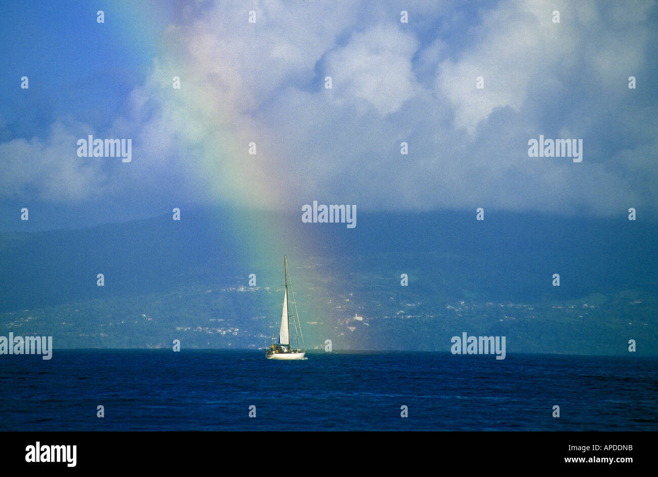 Imbarcazione a vela con arcobaleno, Saint Kitts, San Cristoforo dei Caraibi, America Foto Stock
