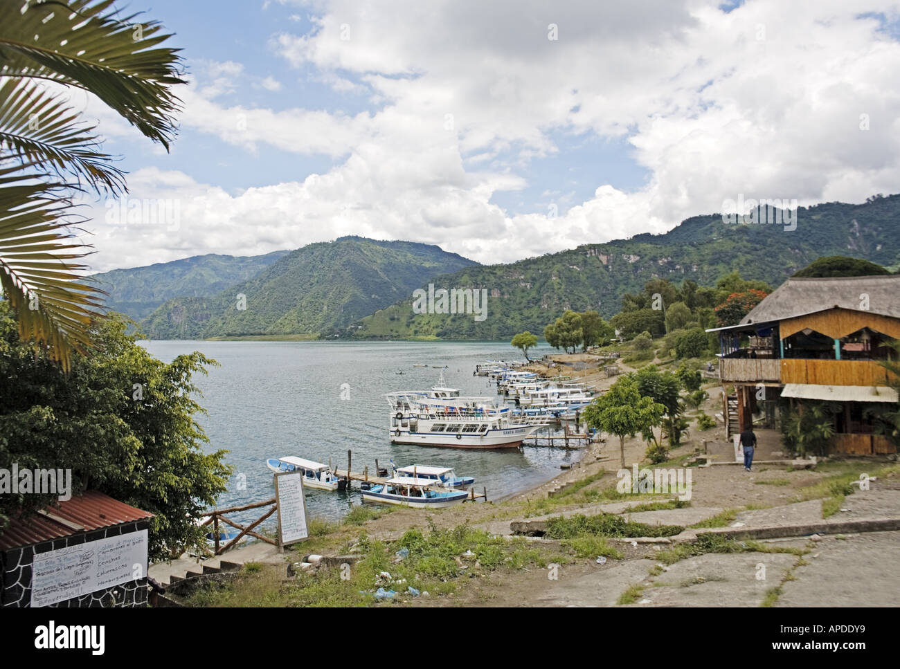 GUATEMALA PANAJACHEL molo e ristoranti sulla riva del lago Atitlan Foto Stock