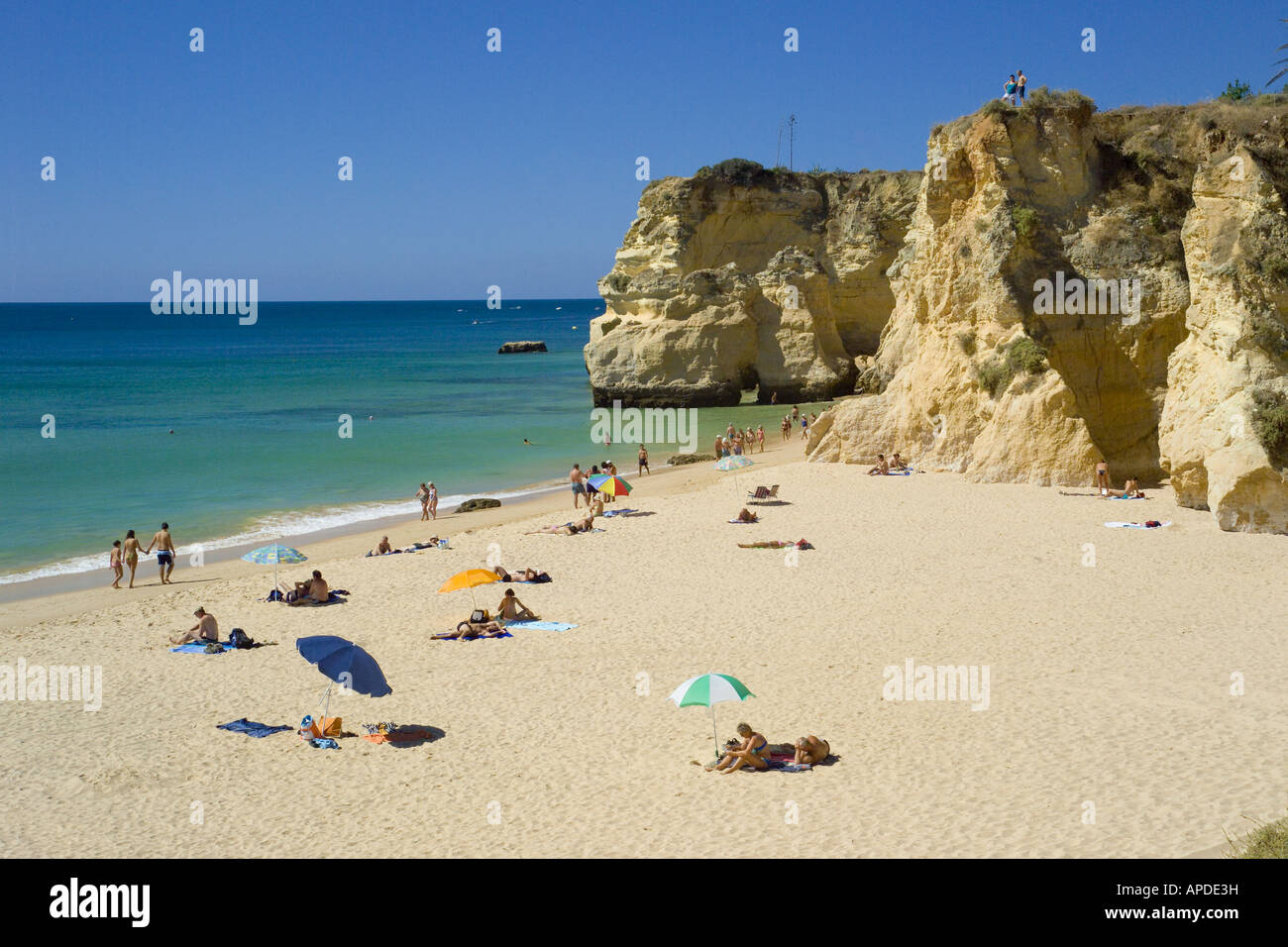 Il Portogallo Algarve Armação de Pêra, scogliere e la spiaggia sotto l'Hotel Nautilus e fare il Pestana Levante Foto Stock
