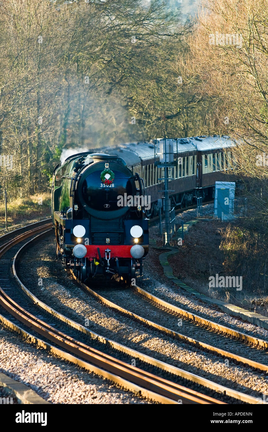 35028 Linea Clan locomotiva a vapore nei pressi di Shalford sul retro per la stazione di London Victoria da Guildford Surrey in Inghilterra REGNO UNITO Foto Stock