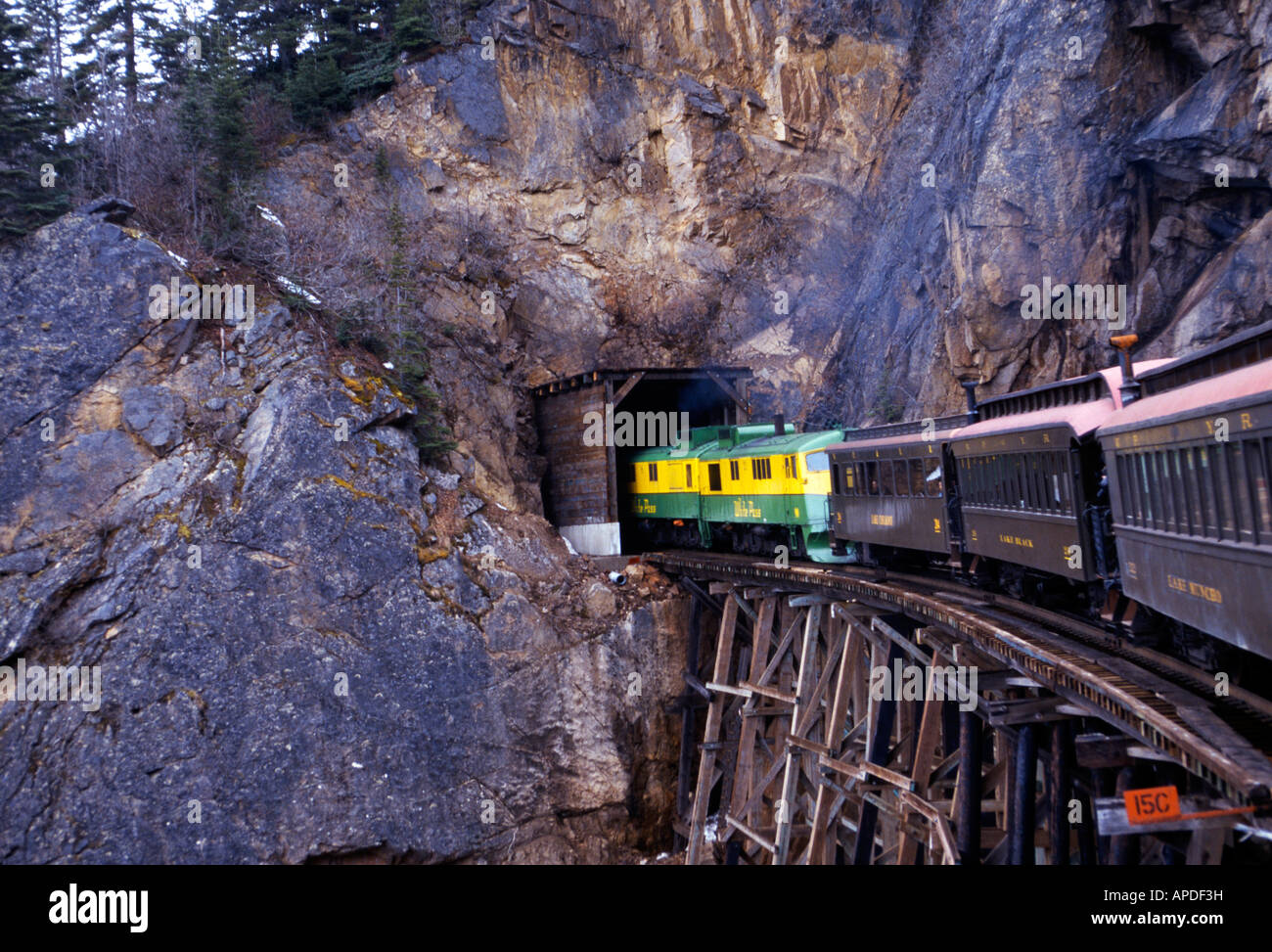 Treno inserendo un piccolo tunnel di roccia Alaska Foto Stock
