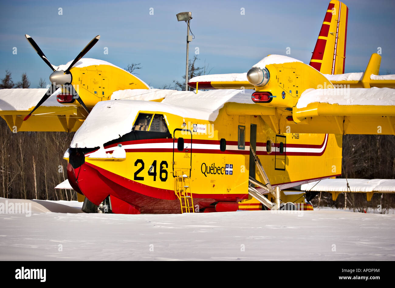 Un Bombardier 415 risiede nella neve in Quebec City airport Foto Stock