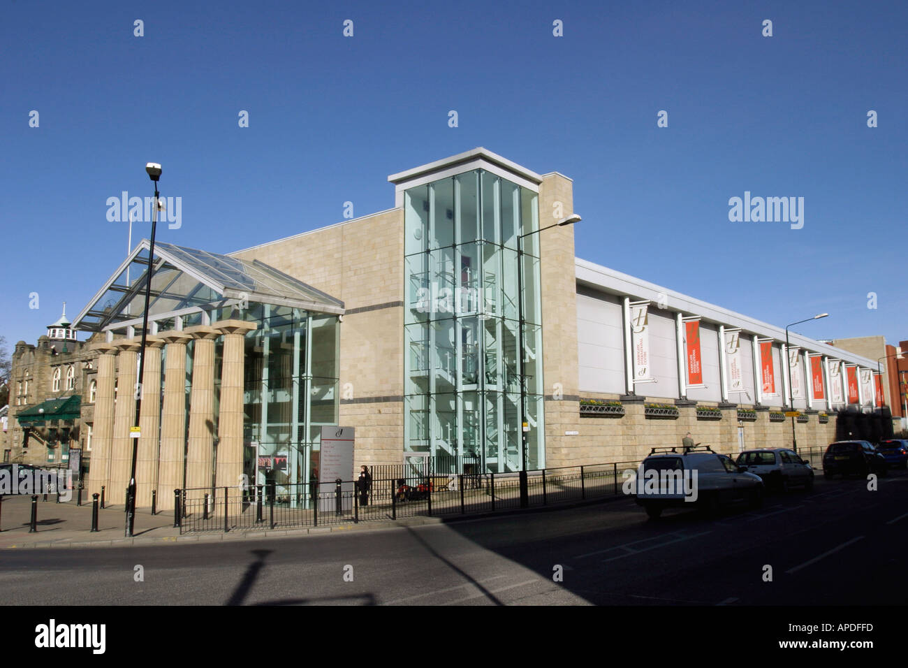 Vista lungo la Kings Road con ingresso al Centro Espositivo Harrogate North Yorkshire, Inghilterra Foto Stock