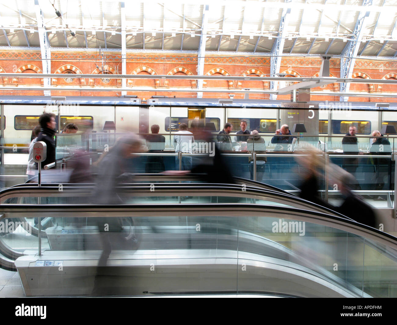 Persone in ascensore alla Stazione di St Pancras Londra Foto Stock