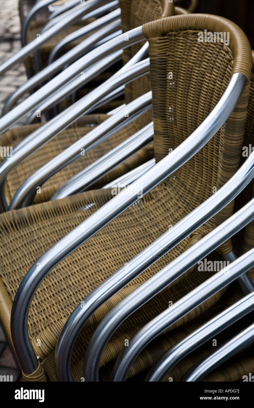 Pila di vimini e sedie in acciaio, Guildford, Surrey, Inghilterra Foto Stock