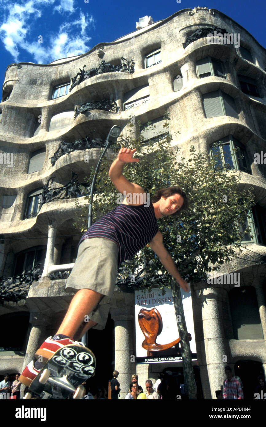 Skate boarder davanti casa mila, Antoni Gaudi, Barcellona, Spagna Foto Stock