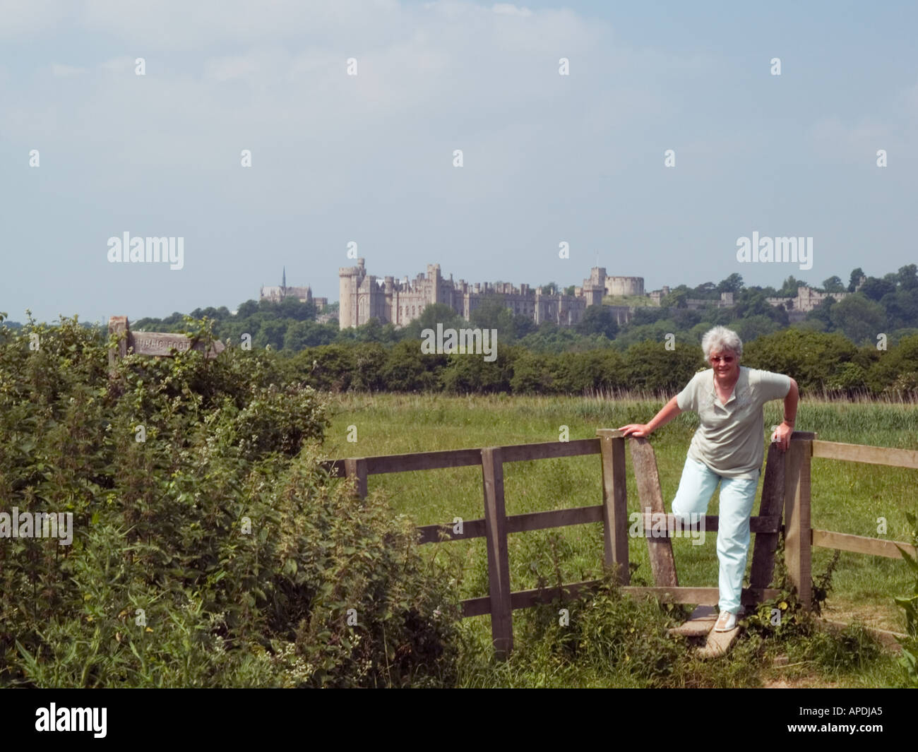 Il sentiero E STILE con WALKER Arun Valley Arundel West Sussex England Regno Unito Foto Stock