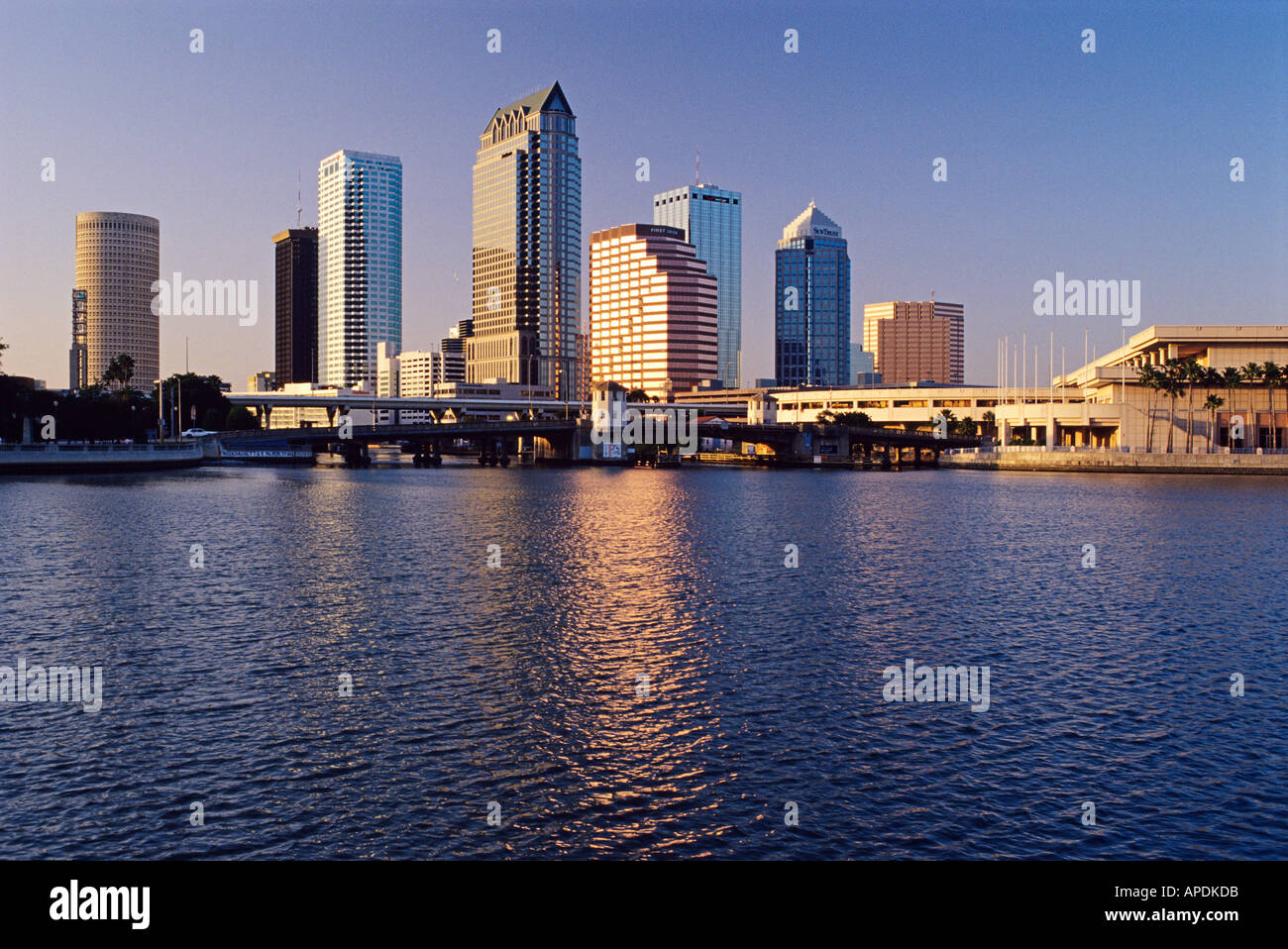 Tampa Florida skyline riflette il sole pomeridiano sulla baia di Hillsborough Foto Stock