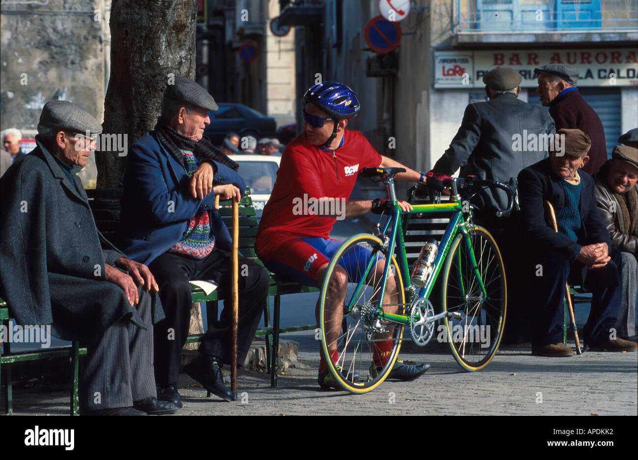 Radfahrer und alte sizilianische Maenner, Piazza von Regalbuto Sizilien, Italien Foto Stock