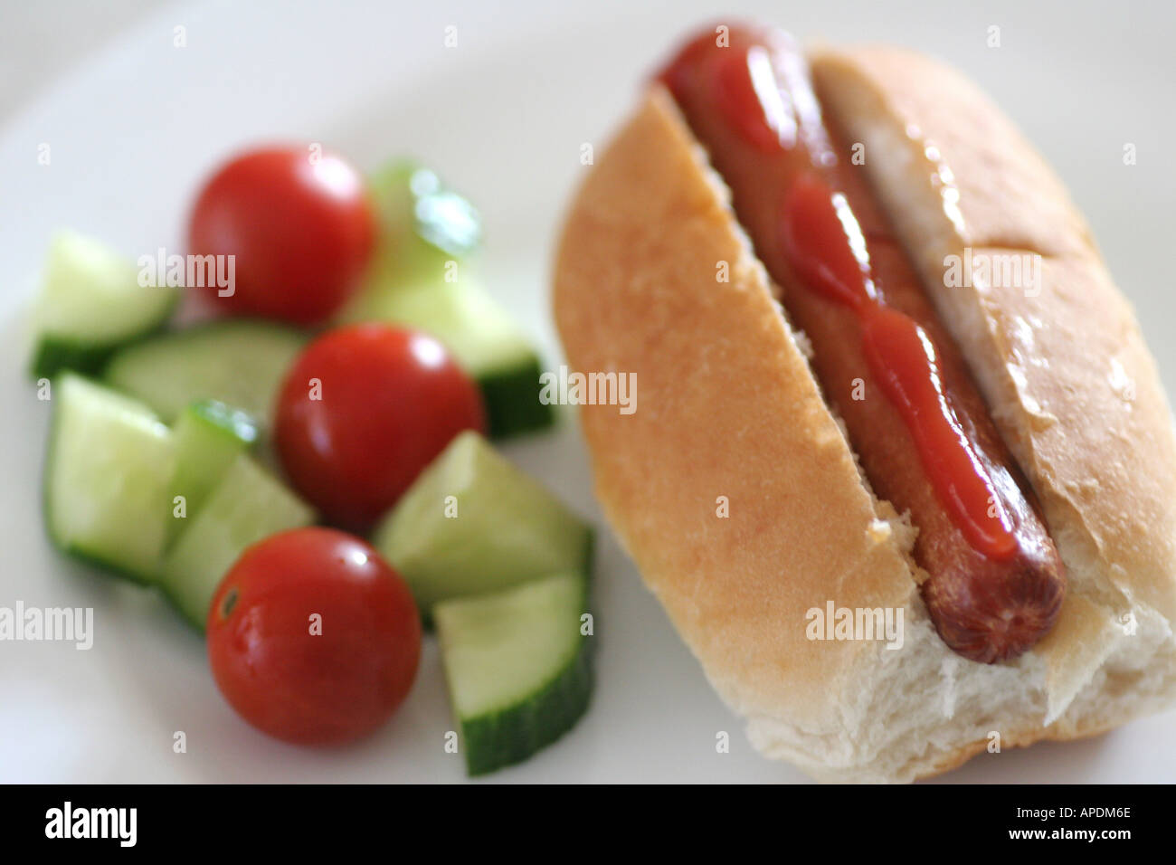 Hot Dog e insalata di contorno Foto Stock