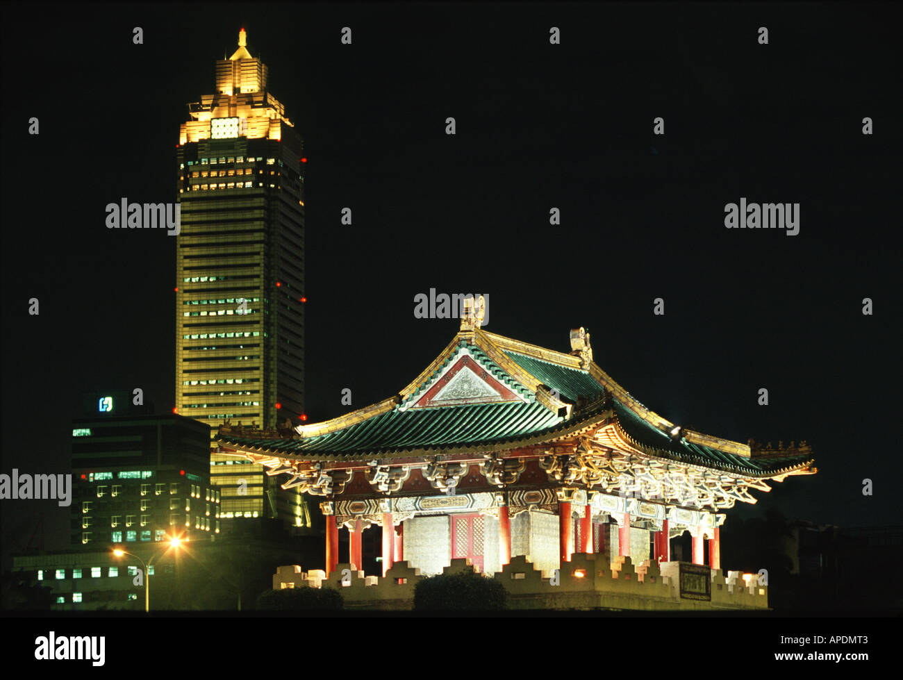 Mitsukoshi Torre e la vecchia porta della città, Taipei, Taiwan Foto Stock