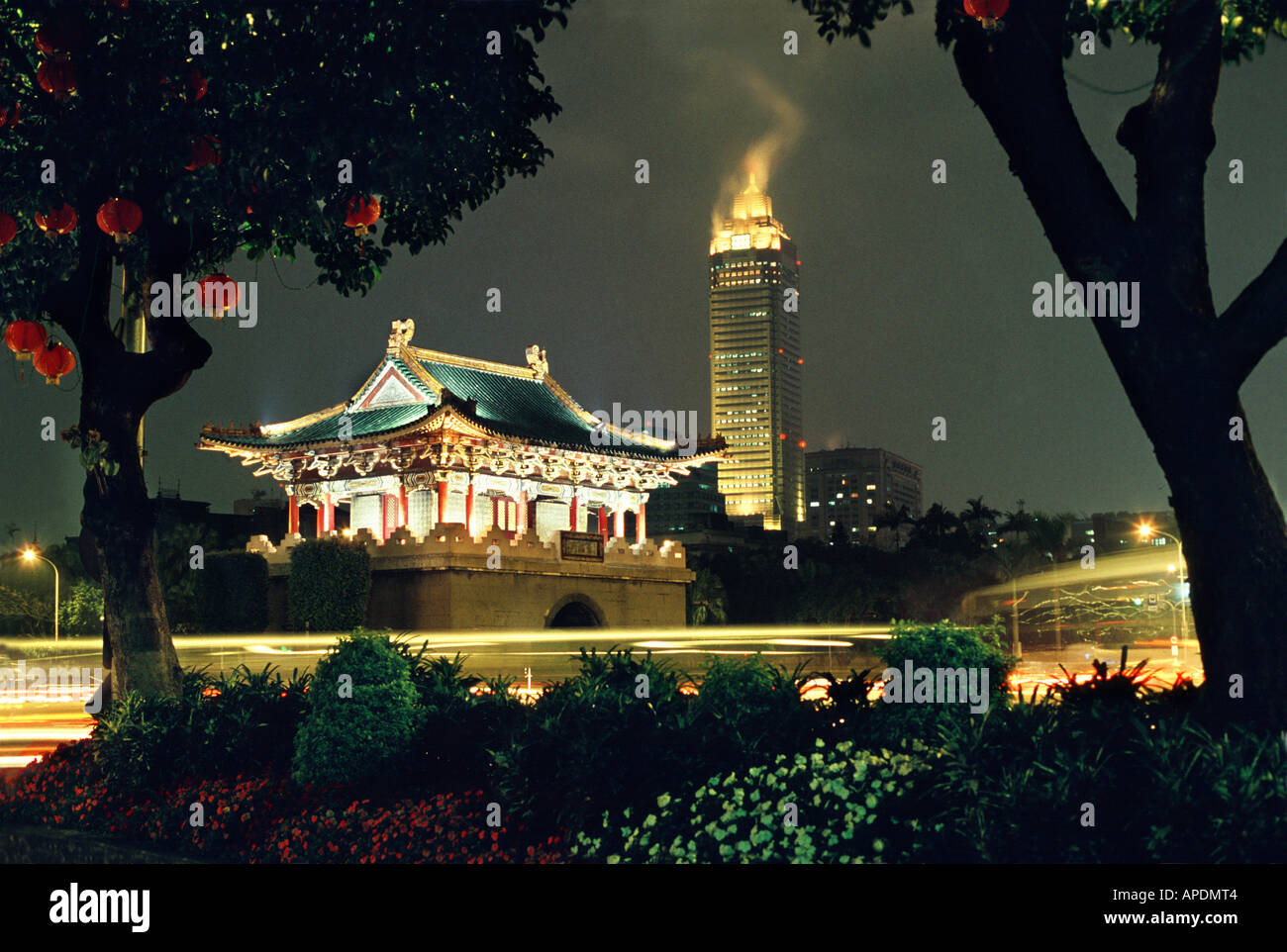 Vecchia porta della città e Mitsukoshi Torre di notte, Taipei, Taiwan, Asia Foto Stock