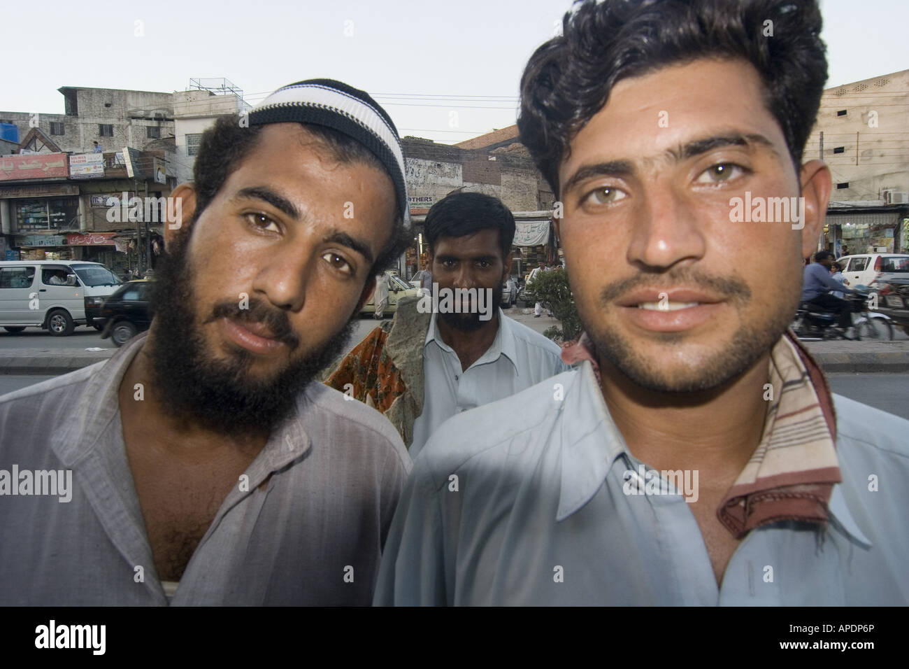 Tre giovani uomini pakistane a Rawalpindi, Pakistan Foto Stock