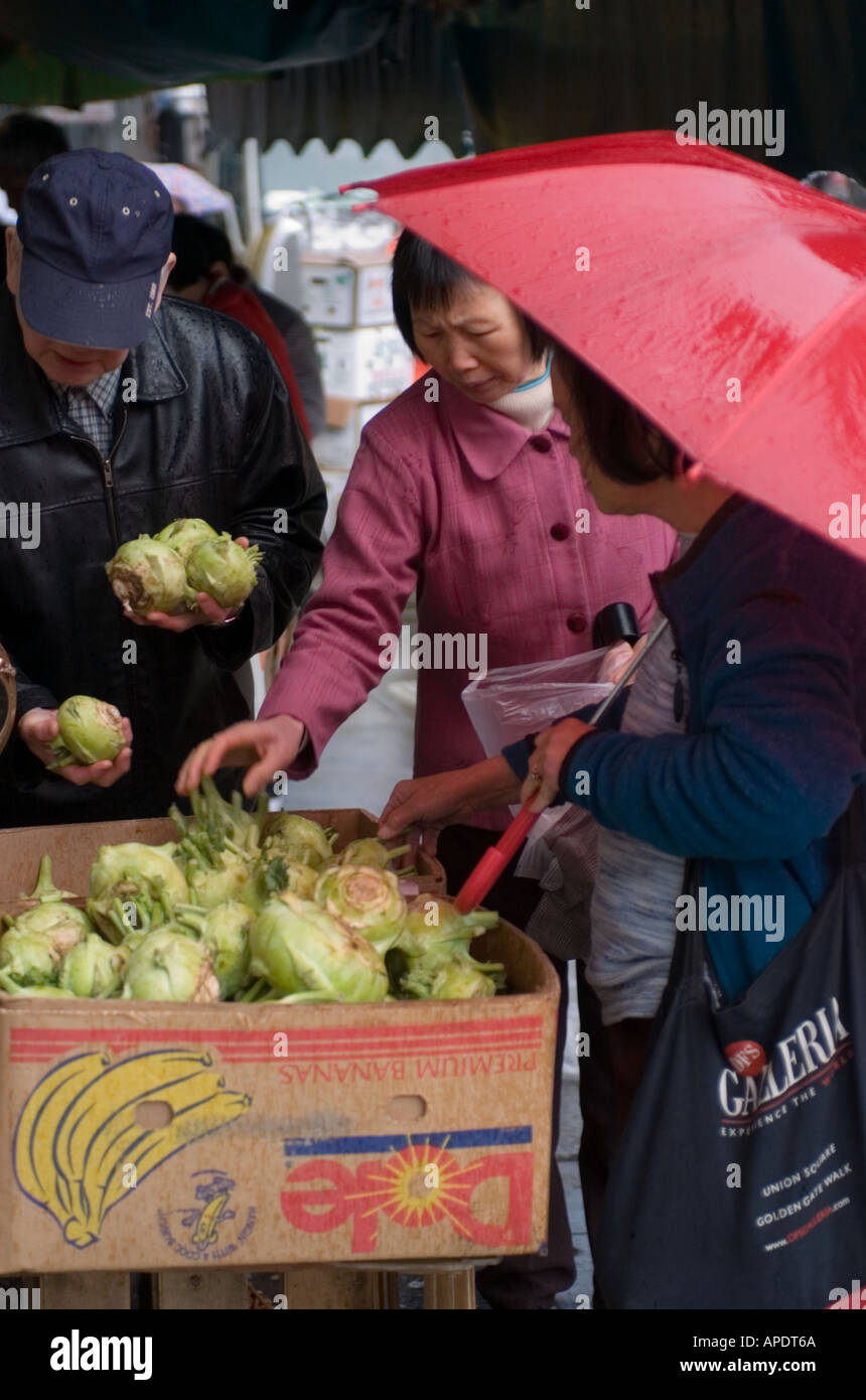 Gli acquirenti di cibo al mercato all'aperto a San Francisco Chinatown Foto Stock