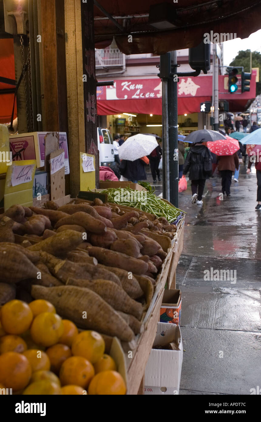 Il cibo fresco display nella Chinatown di San Francisco frutta ortaggi shoppers Foto Stock