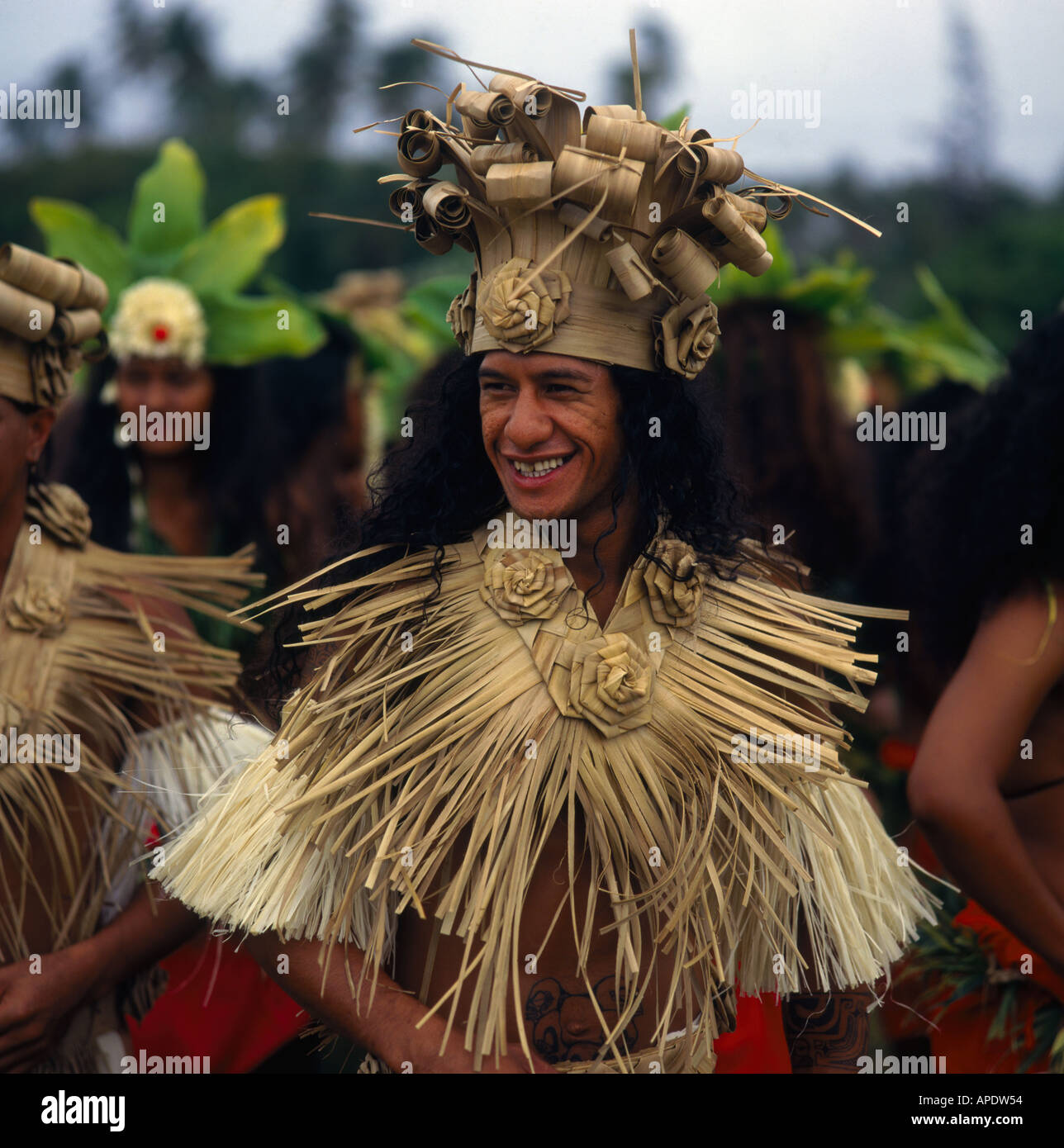 Sorridente della Polinesia Francese uomo da Tahiti in abito tradizionale e copricapo al Pacific Arts Festival Foto Stock