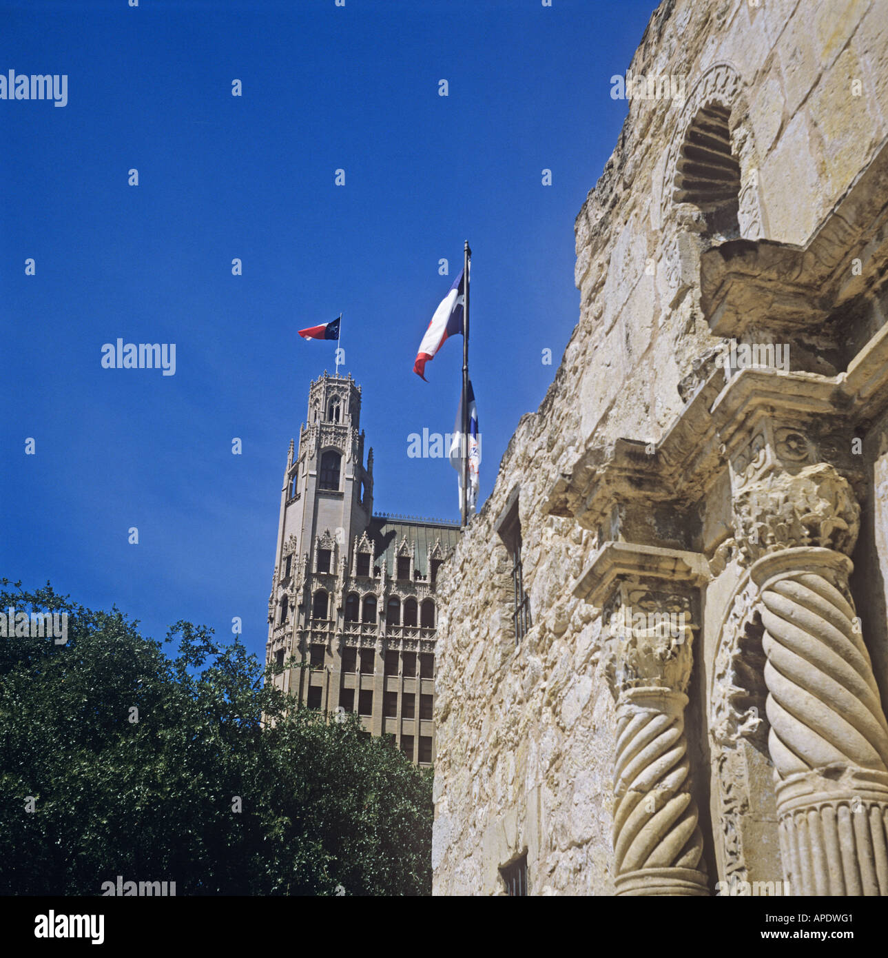 L'Emily Morgan Hotel, con la sua caratteristica torre, è a solo una breve distanza a piedi da Alamo, San Antonio, Texas, Stati Uniti d'America Foto Stock