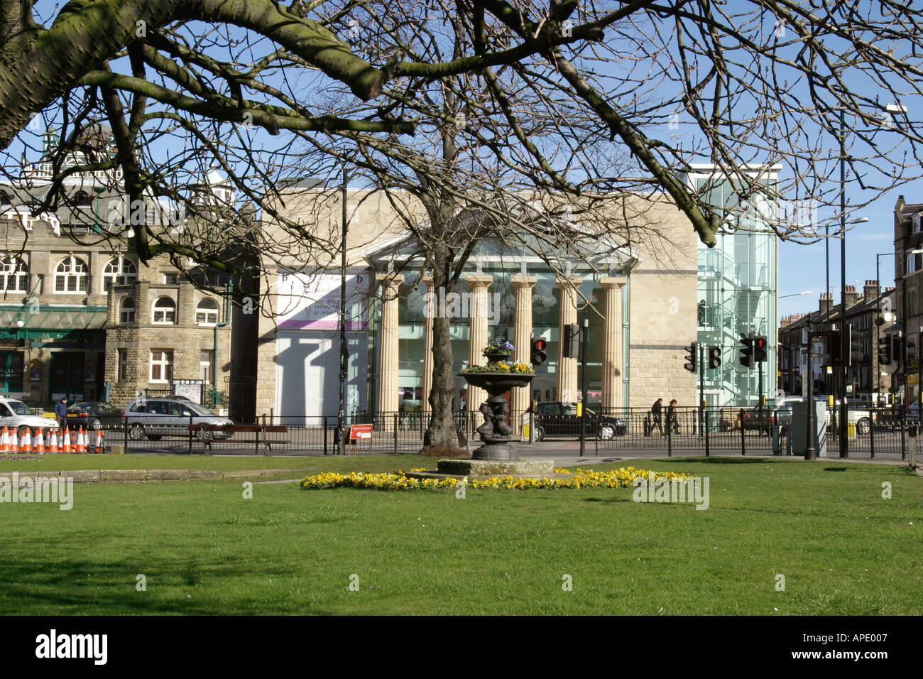 Vista da Crescent Road verso l'entrata al Centro Espositivo Harrogate North Yorkshire, Inghilterra Foto Stock
